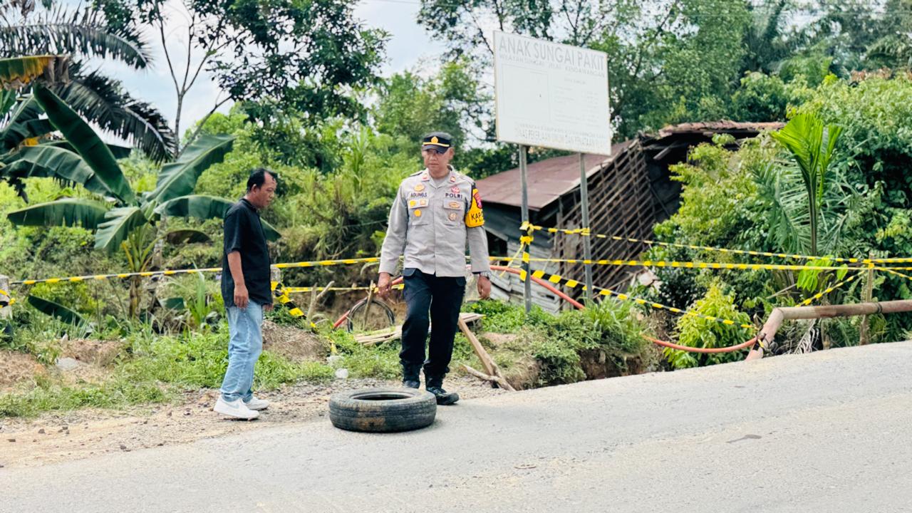 Polsek Pangkalan Banteng Laksanakan Patroli dan Pengecekan Jembatan Longsor di KM 70 dan KM 76